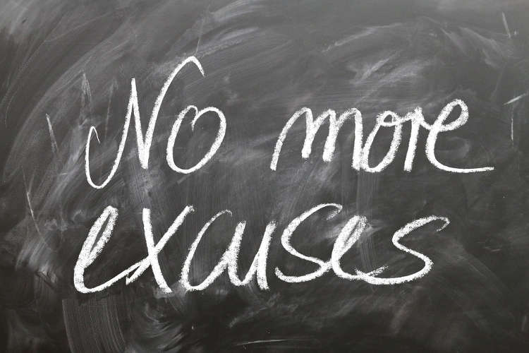 Tafel mit "no excuses" - Ausreden, warum die Kommunikation aufgeschoben wird