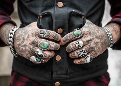 werbeagentur für tattoostudios männerhände tätowierung rockabilly